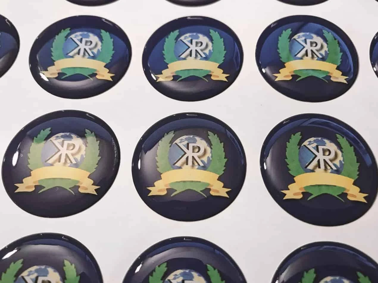 naklejki z warstwą żywiczną odporne na warunki atmosferyczne z logo KR