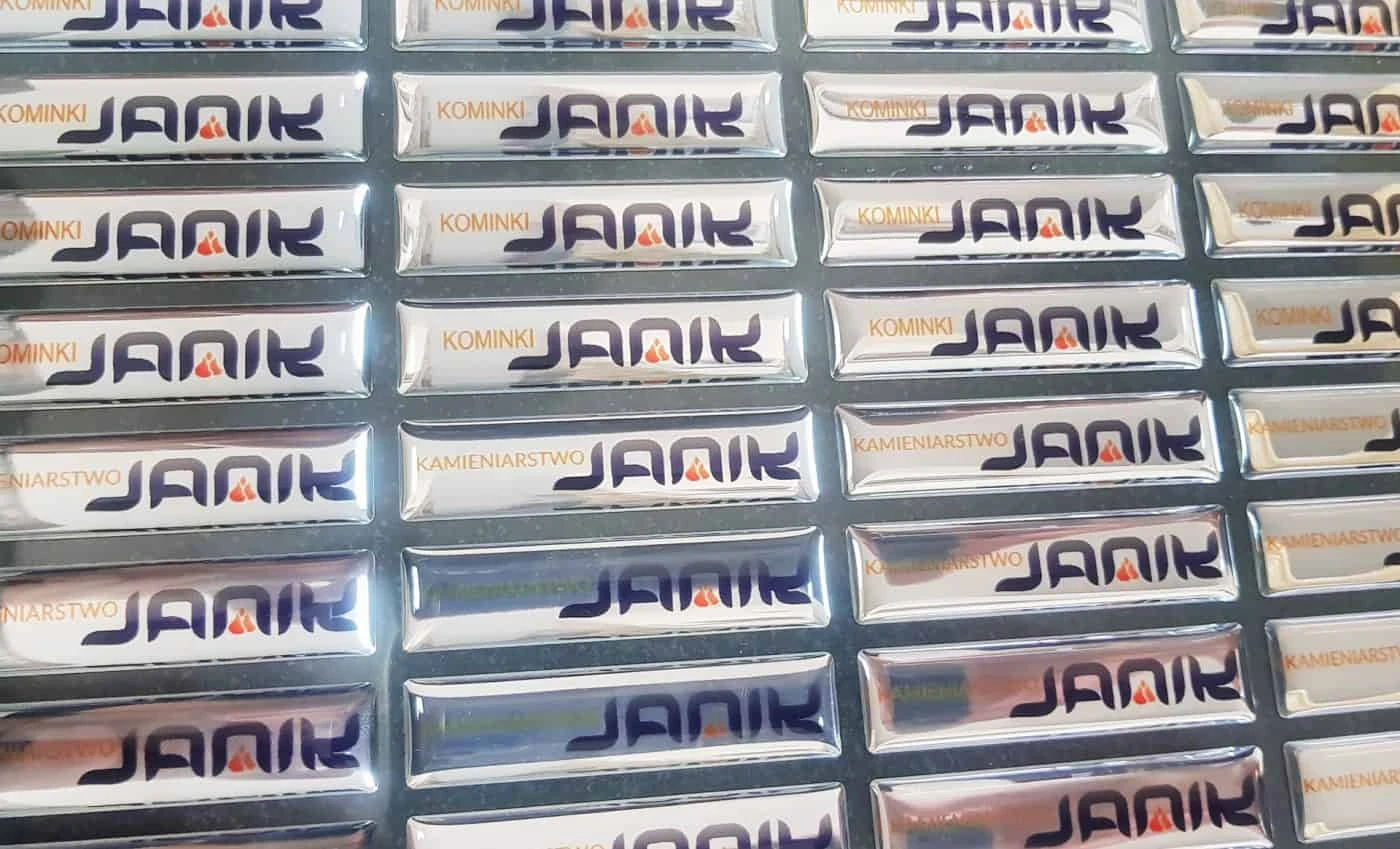 naklejki na folii srebrnej zalane żywicą z logo Janik