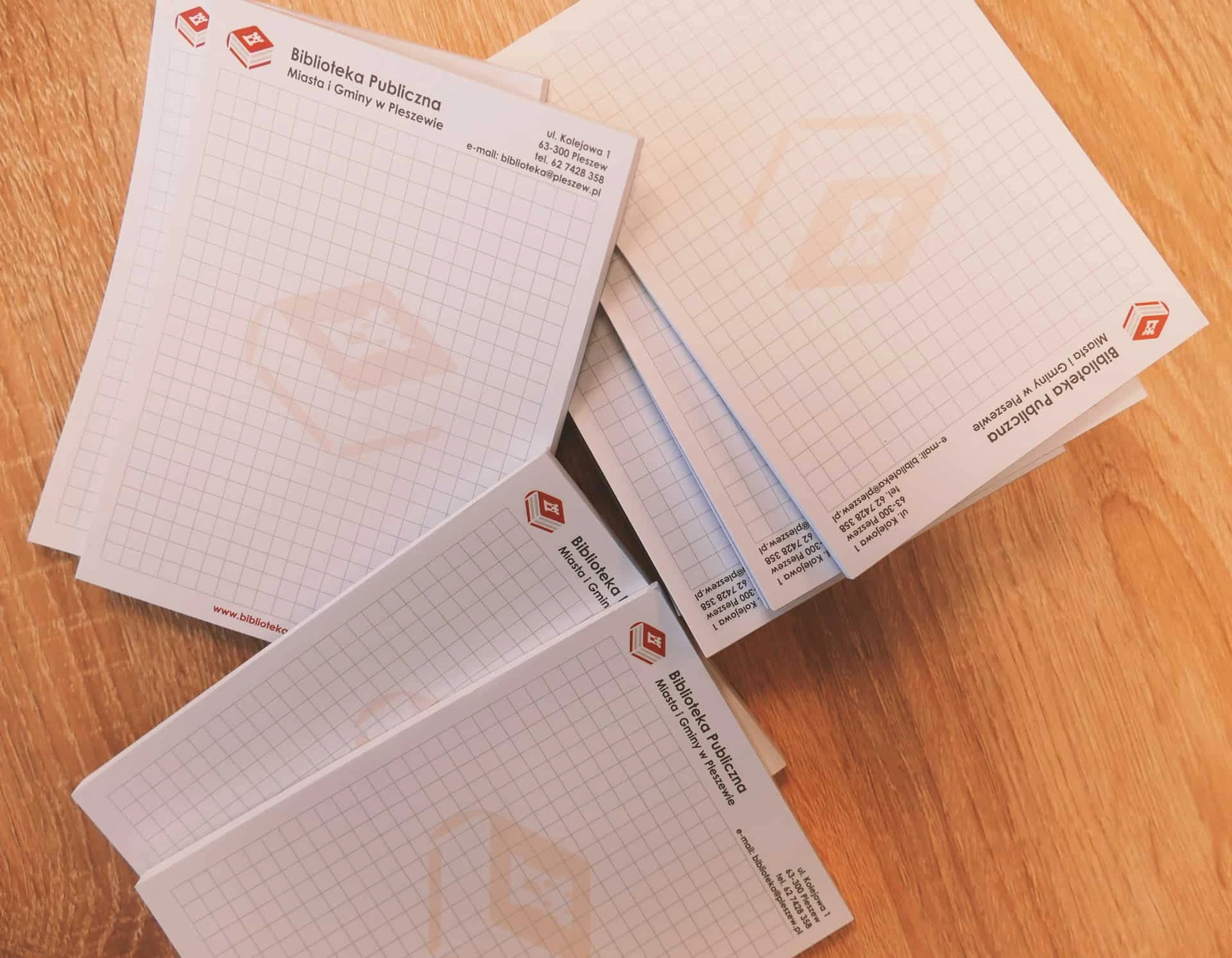 Notesy klejone z logo Biblioteki Miasta i Gminy w Pleszewie