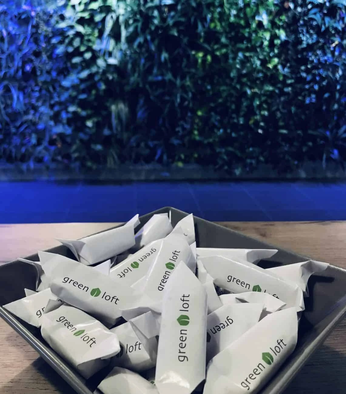 krówki reklamowe z logo green loft na biurku