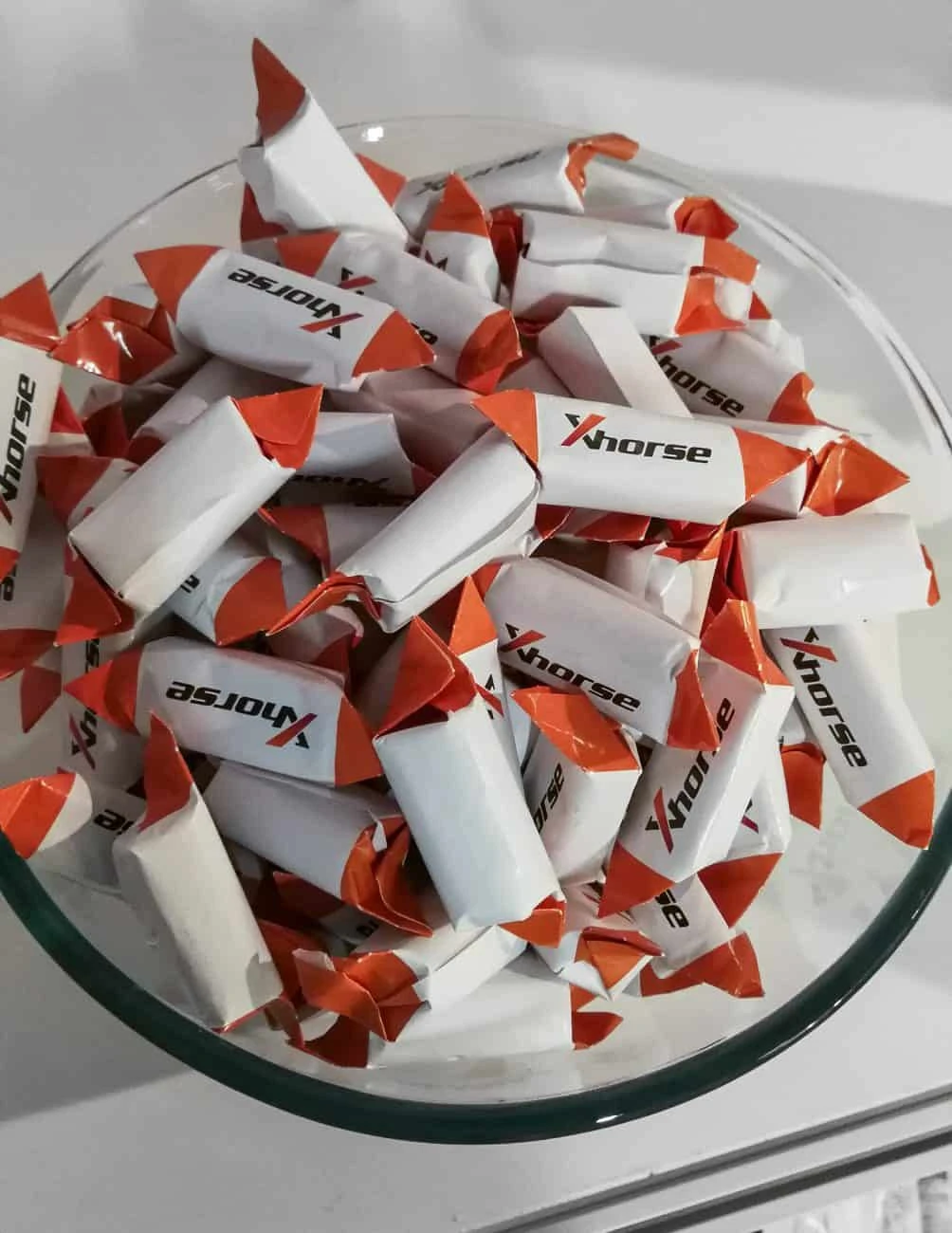 Krówki reklamowe z logo Xhorse w szklanej misce