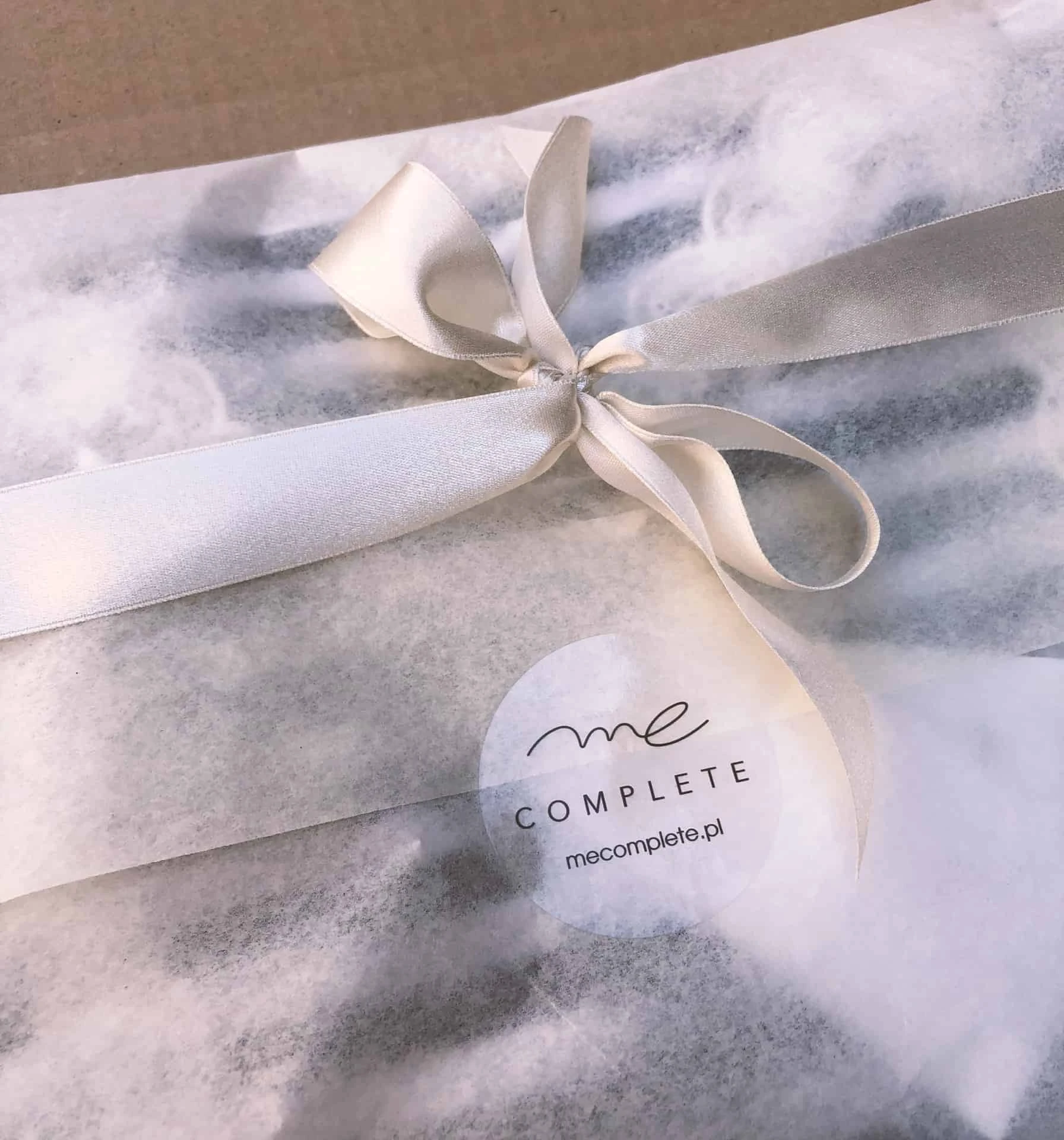 naklejki przeźroczyste z napisem COMPLETE - mecomplete.pl