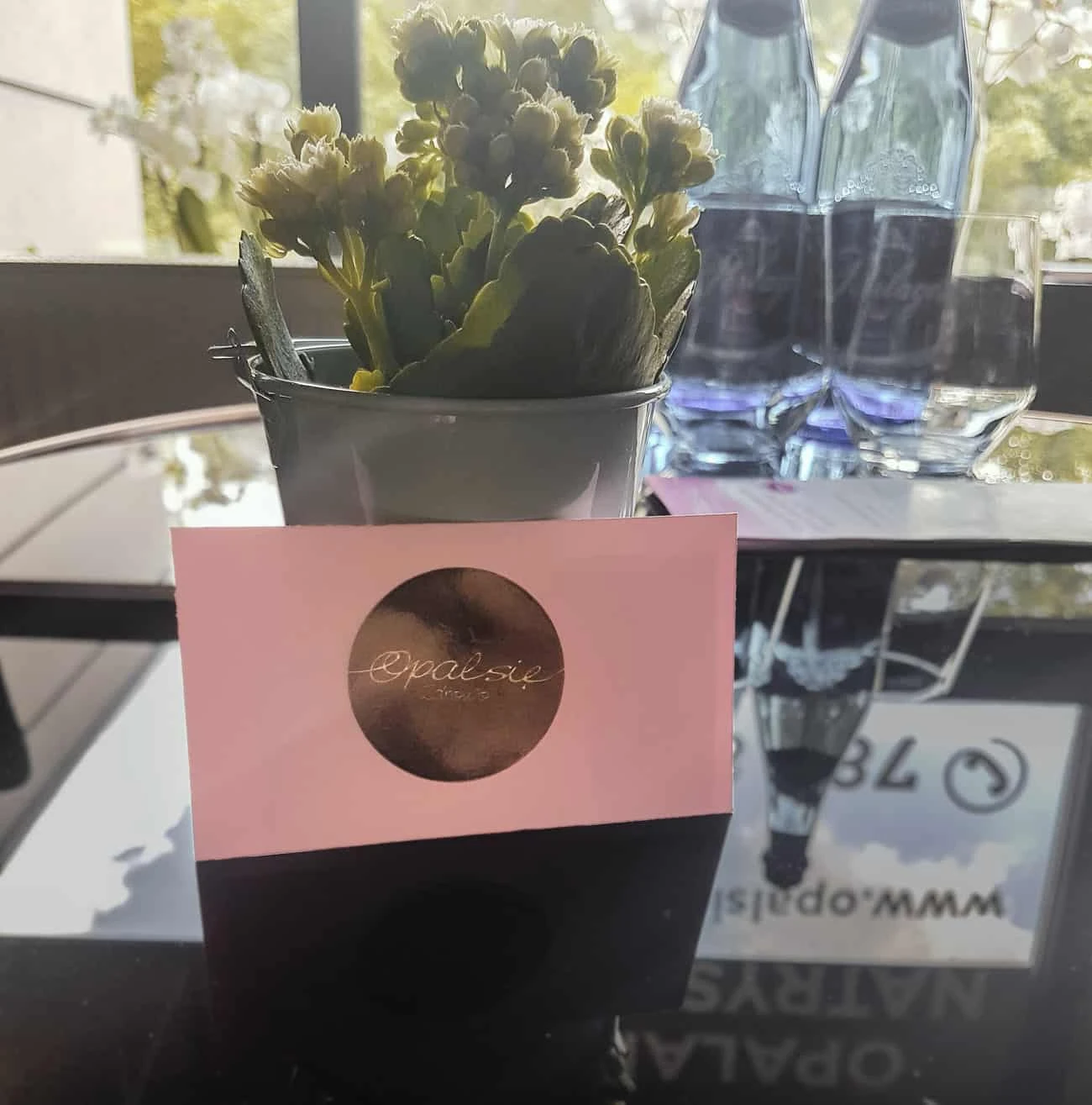 zdjęcie przyklejonych naklejek reklamowych z logo opalsie