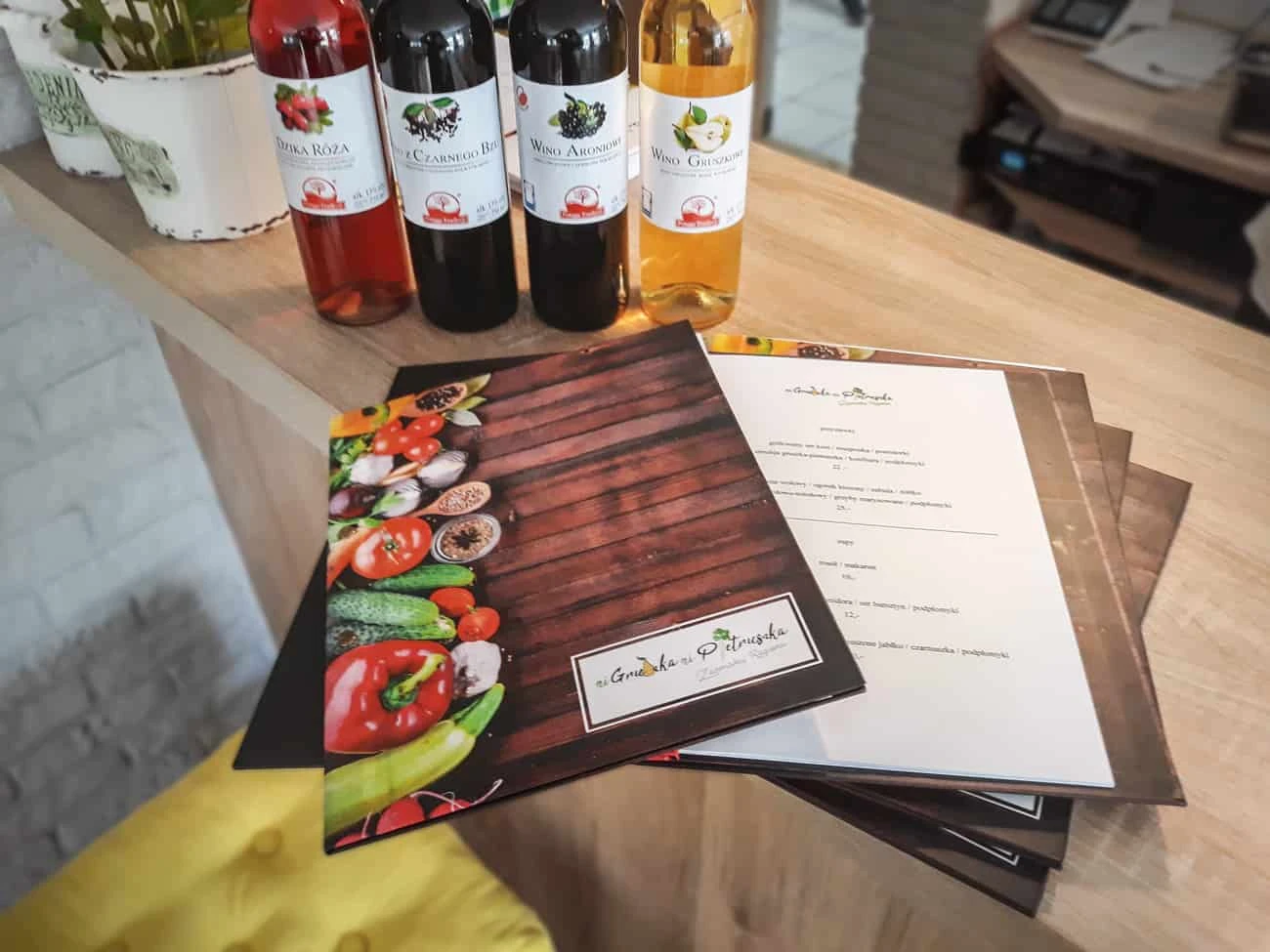 kolorowe okładki z logo restauracji ni gruszka ni pietruszka