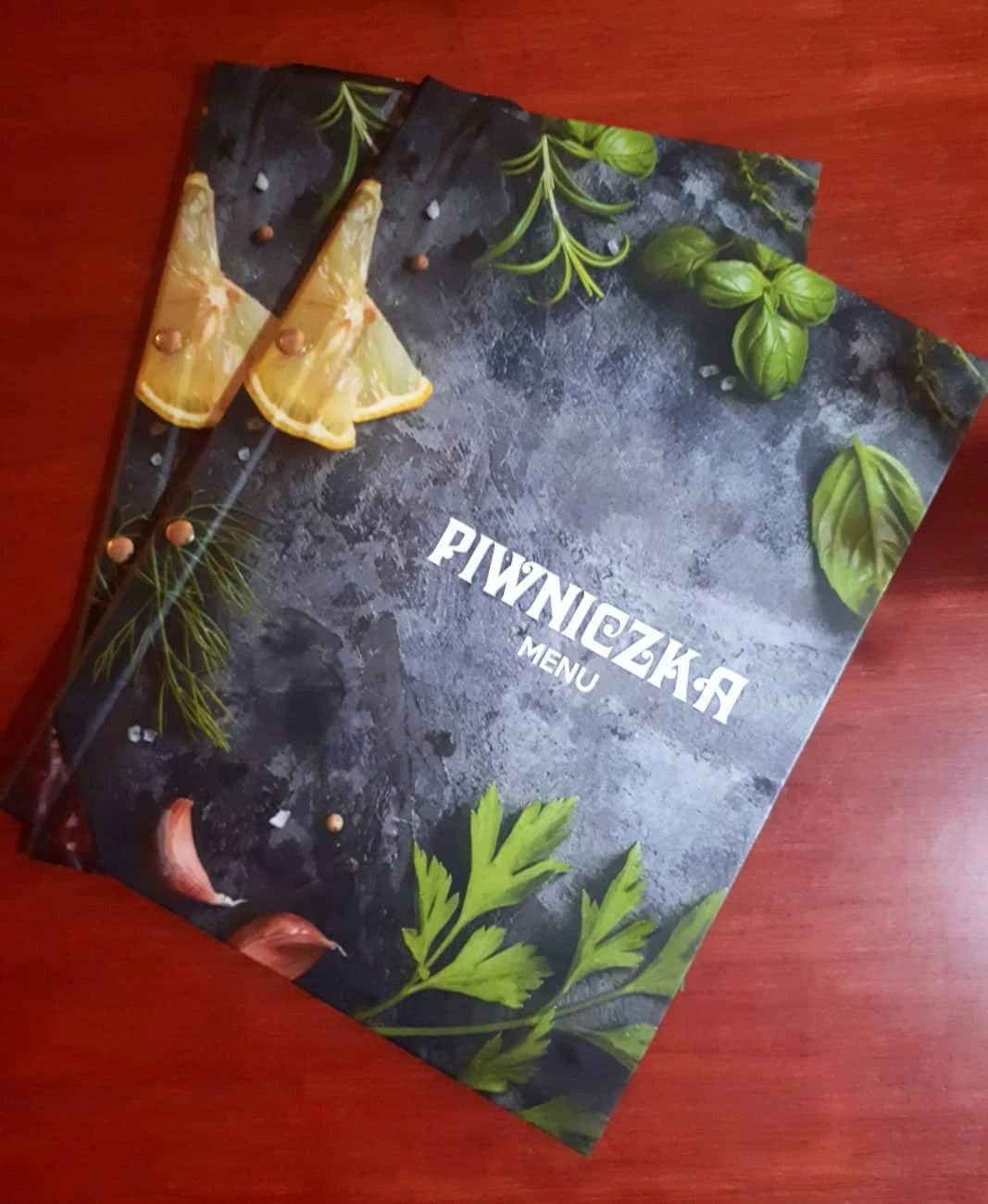 Etui na kartę menu z logo restauracji Piwniczka